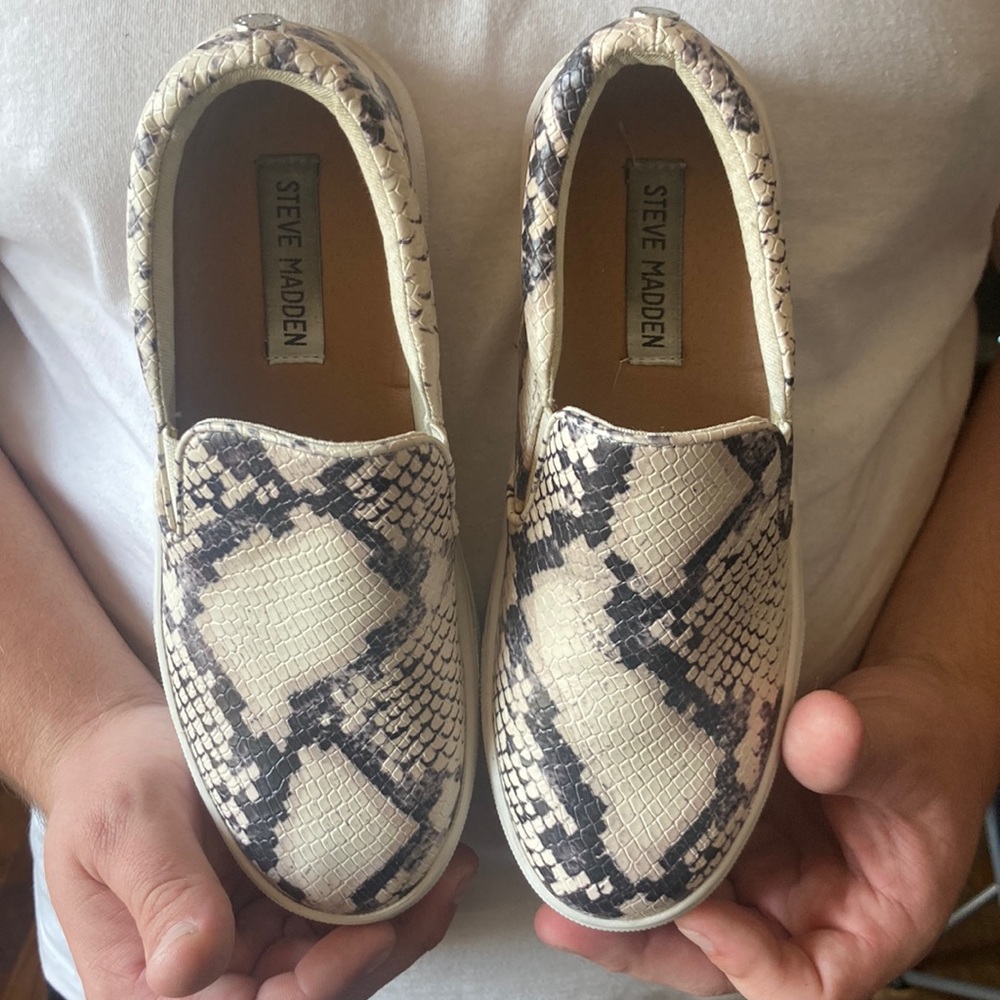 Steve Madden slip on snake skin shoes